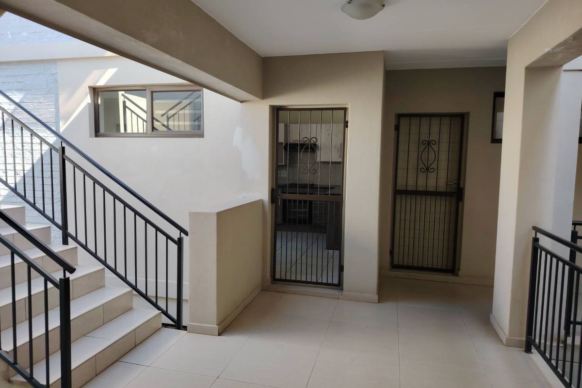 Town house in secure complex - Photo 2