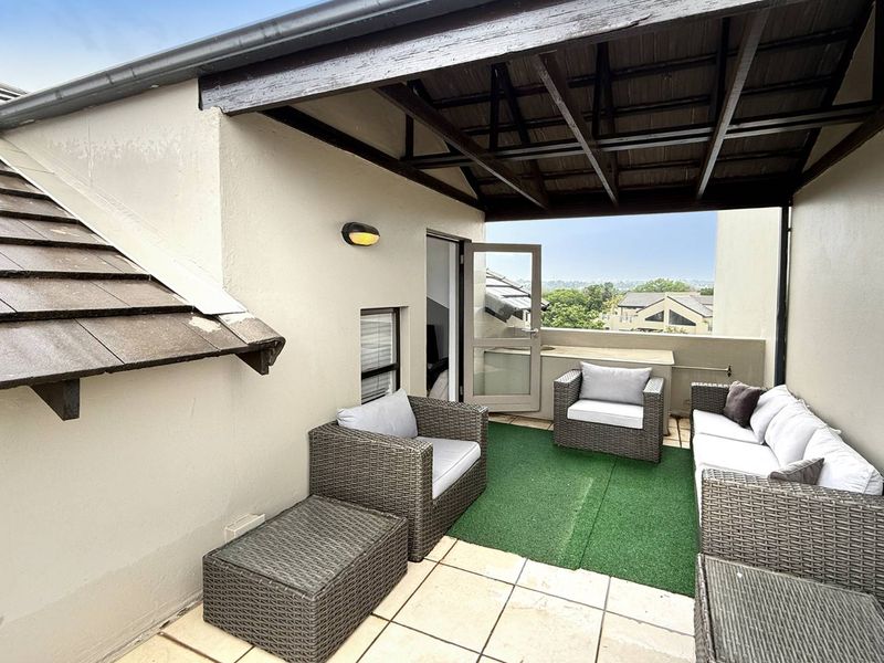 Beautiful One Bedroom Penthouse Loft Apartment in Excellent Complex - Photo 2