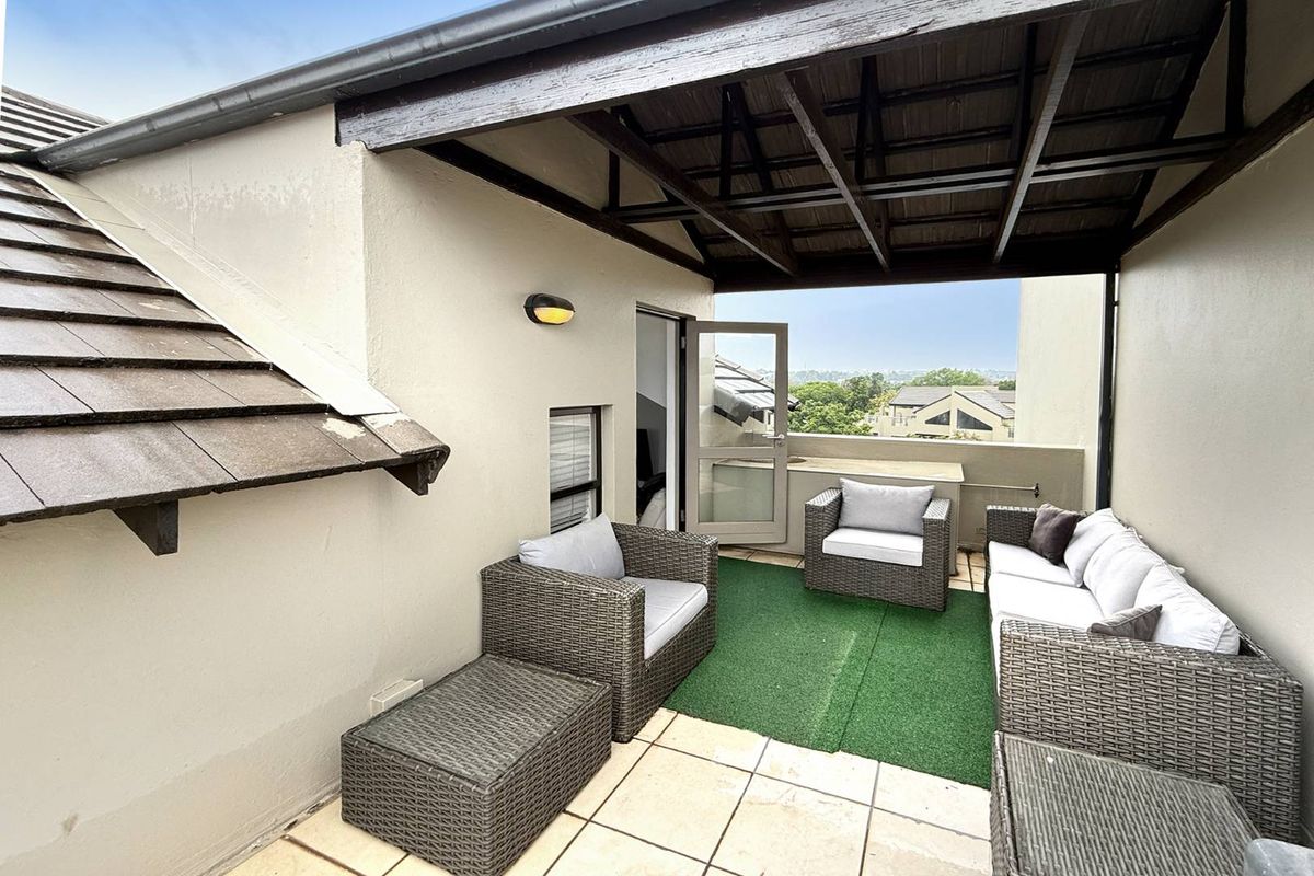 Beautiful One Bedroom Penthouse Loft Apartment in Excellent Complex - Photo 2