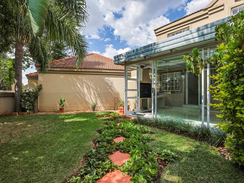 Charming 3-Bedroom Townhouse in Equestria - Photo 3