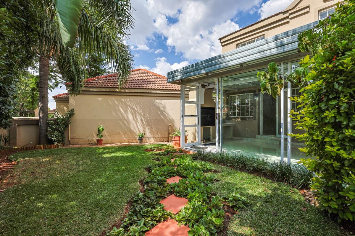 Charming 3-Bedroom Townhouse in Equestria - Photo 3