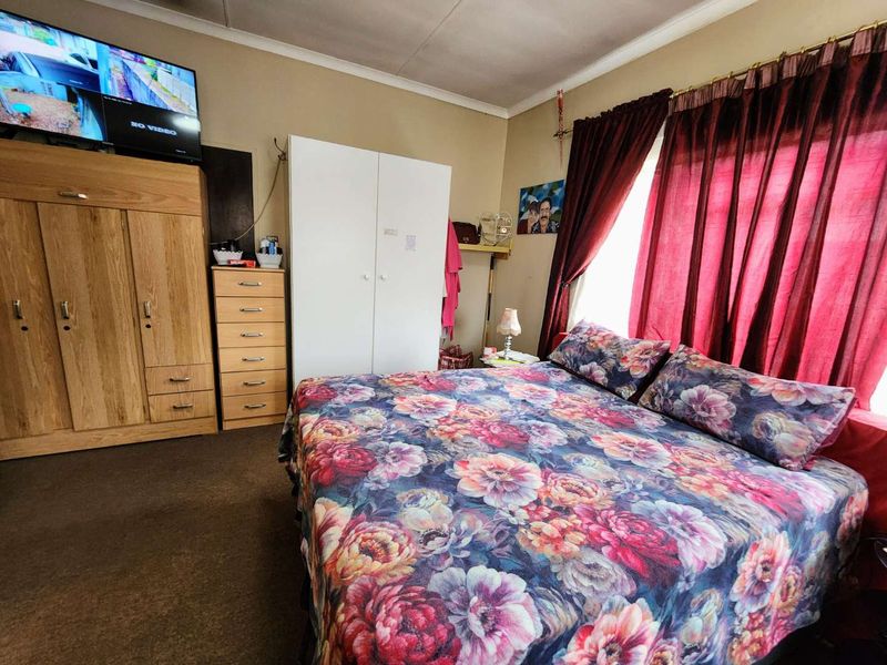 Dual-Living Delight: Large Family Home with Self-Contained Flat - Photo 8