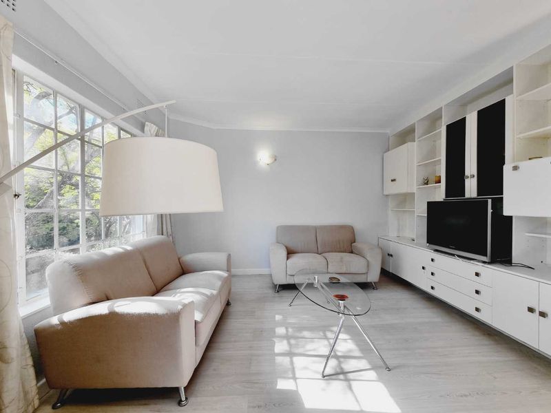 SPACIOUS (67 m2)  RENOVATED 1 BEDROOM SANDTON APARTMENT IN SECURE TREE-FILLED COMPLEX IN PRIME LOCATION - Photo 3