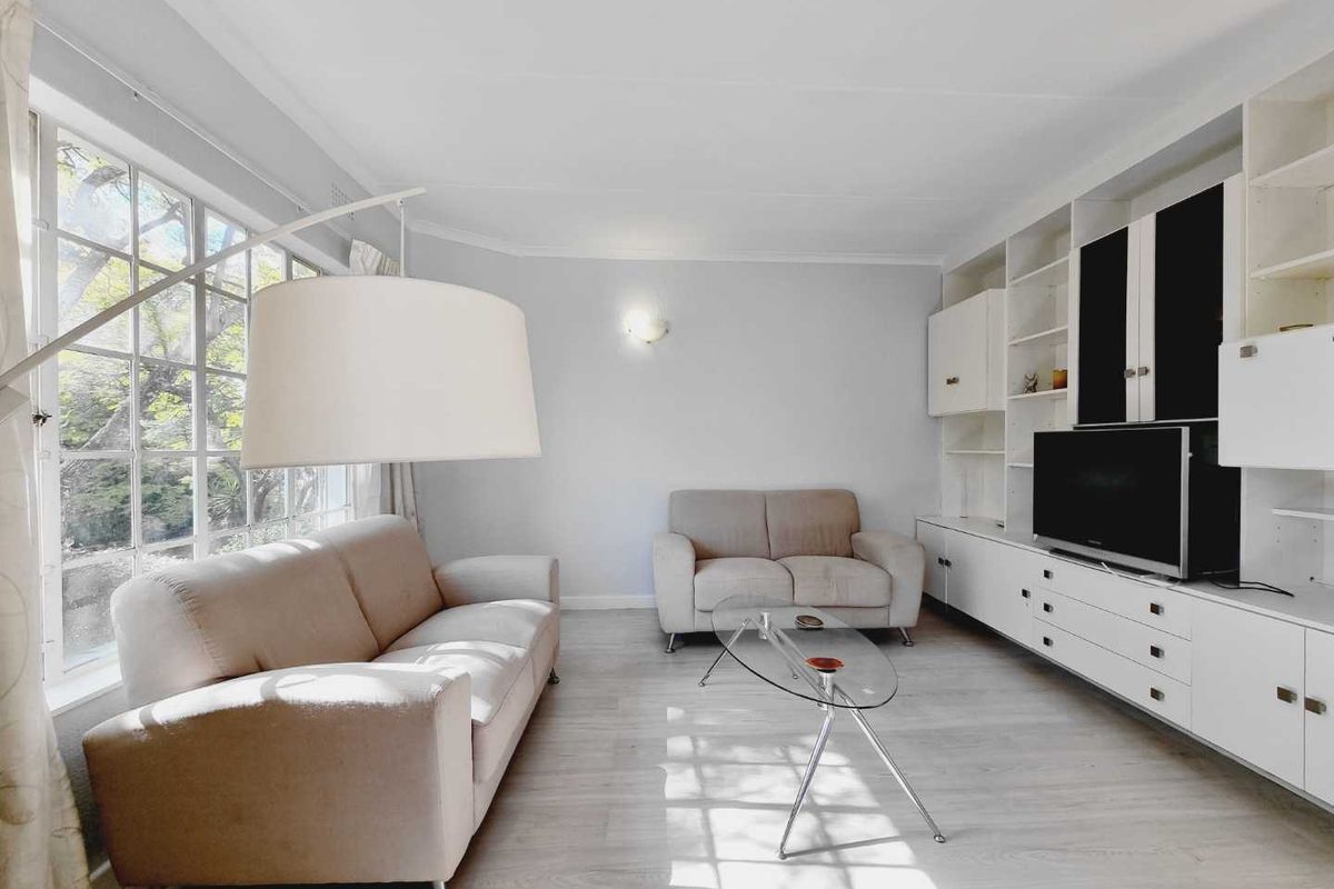 SPACIOUS (67 m2)  RENOVATED 1 BEDROOM SANDTON APARTMENT IN SECURE TREE-FILLED COMPLEX IN PRIME LOCATION - Photo 3