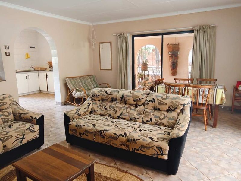 Charming Move-In Ready Home in Sought-After Leeupoor - Photo 3