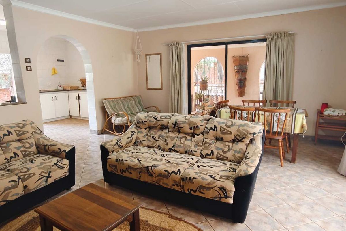 Charming Move-In Ready Home in Sought-After Leeupoor - Photo 3