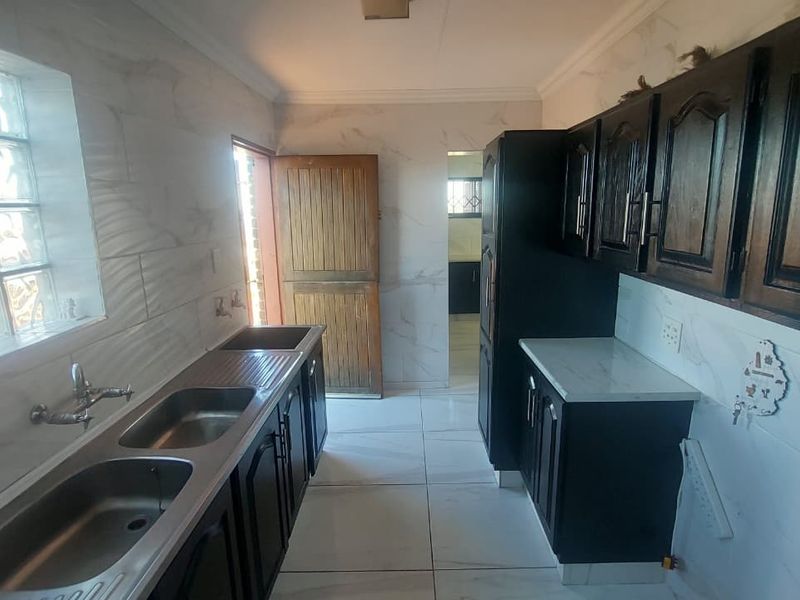 Spacious 4 Bedroom Home with Office & Modern Kitchen - Photo 7