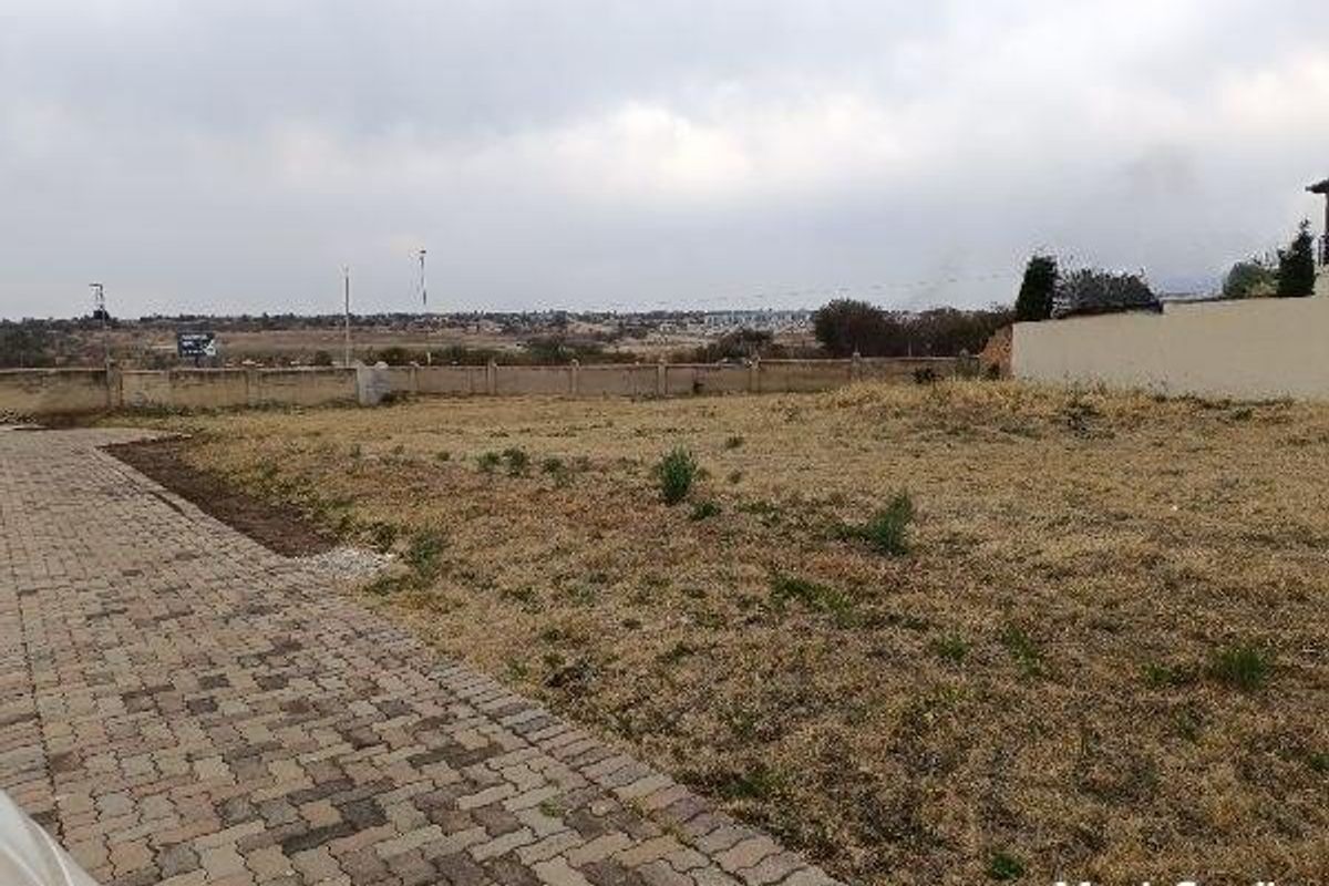 HEUWELSIG SECURITY ESTATE - 1497m2 VACANT LAND WITH APPROVED PLANS - Photo 4