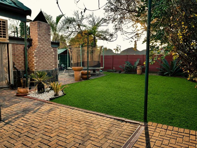 Entertainer's Family Home on a 991 m2 Erf, Pool, Built-In Braai & Secure Parking for 6! - Photo 3