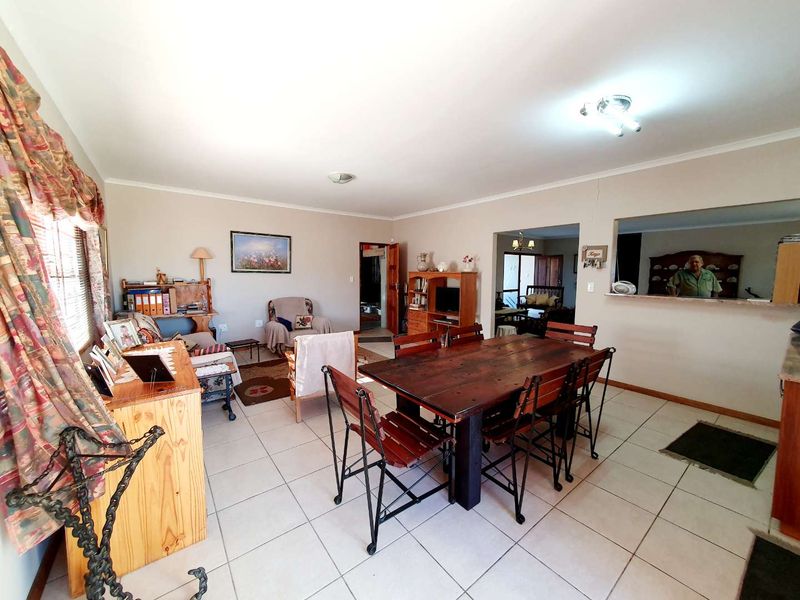 Situated walking distance from the Woermann Brock Supermarket. - Photo 8