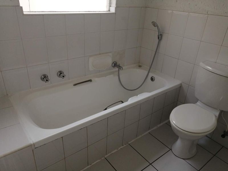 Lovely Unfurnished Unit in sought after Complex in Morningside - Photo 7