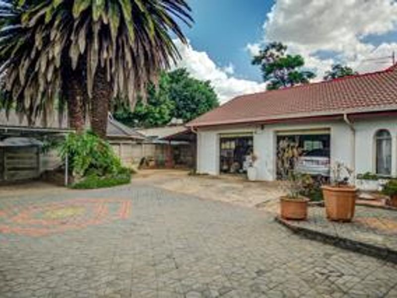 Enchanting Family Home - Glen Marais - Photo 3