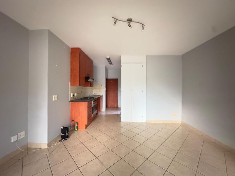 Bachelor Apartment with a Balcony - Photo 6