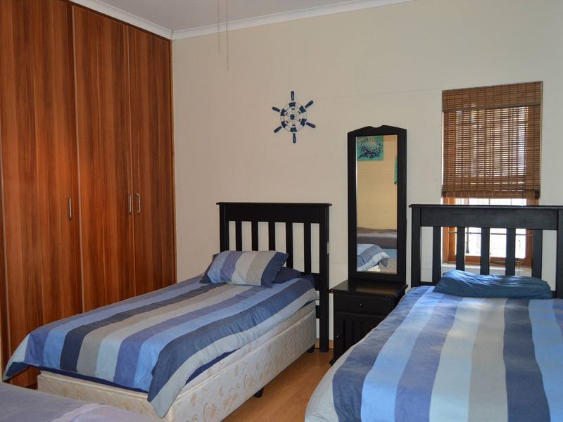 Well located family home close to Town, Hospital and School perfect for the extended family or for home office - Photo 9