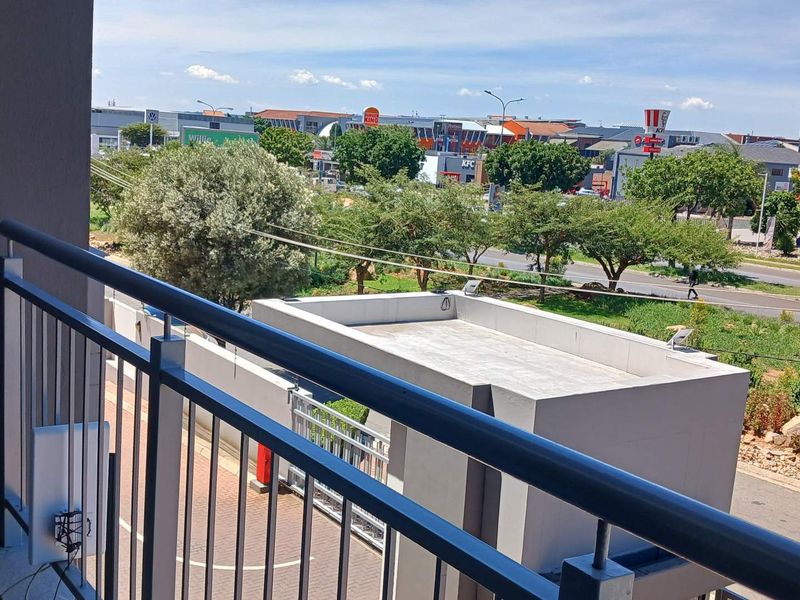 Modern and Stylish Apartment in Prime Location - Photo 6