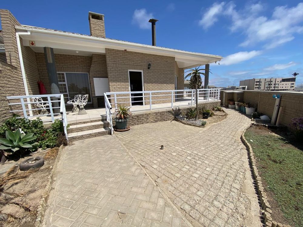 Stoep, front yard and outside BBQ area