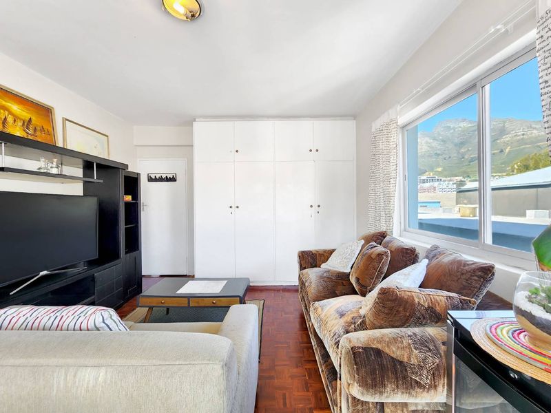 This light-filled 2 Bedroom apartment is truly a gem. - Photo 2