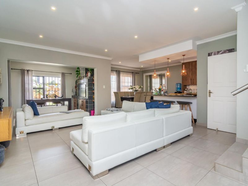 Elegant Family home in the sort after Silverleaf Estate - Photo 7