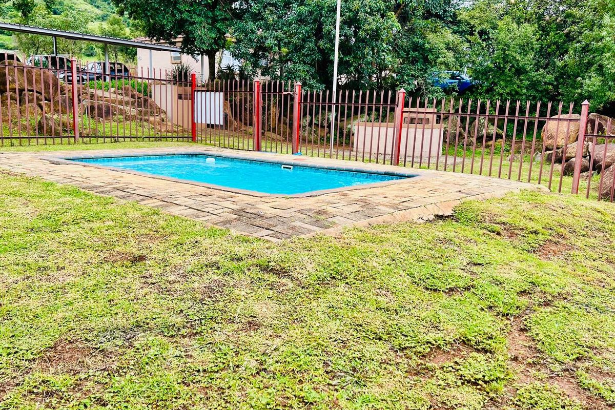 1 bedroom Townhouse in secure complex - Photo 3