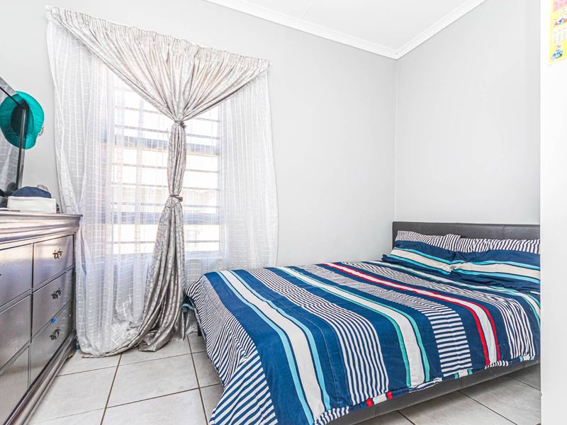 Elegant 3-bedroom home in secure complex with a beautiful garden in Grobler Park - Photo 9