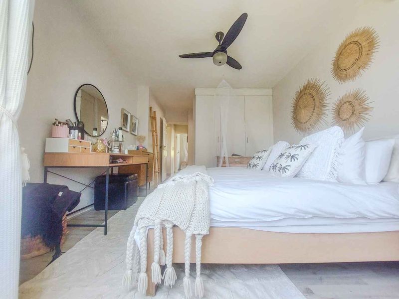 Modern, sleek and recently renovated garden townhouse! - Photo 7