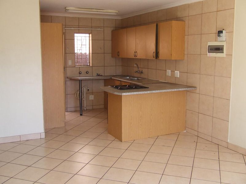 2 BEDROOM TOWNHOUSE TO RENT IN THERESAPARK - Photo 7