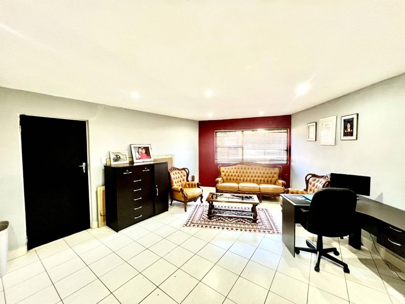 Elegant Solheim Home: 4 Beds, Pool, & Office Space! Lease July 2025 - Photo 8