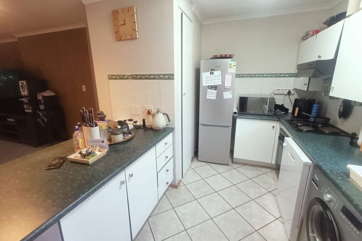 BEAUTIFUL TOWNHOUSE FOR SALE IN SECURE COMPLEX!!!! - Photo 5