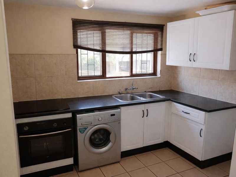 2 Bedroom House in Sunninghill - Photo 10