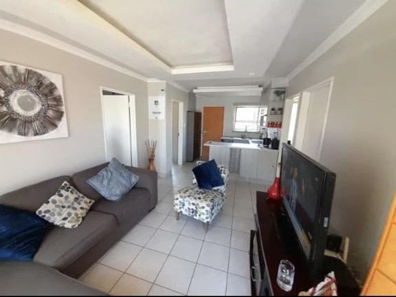 Modern Comfort in Chessington: Secure 3-Bedroom Apartment Awaits! - Photo 2