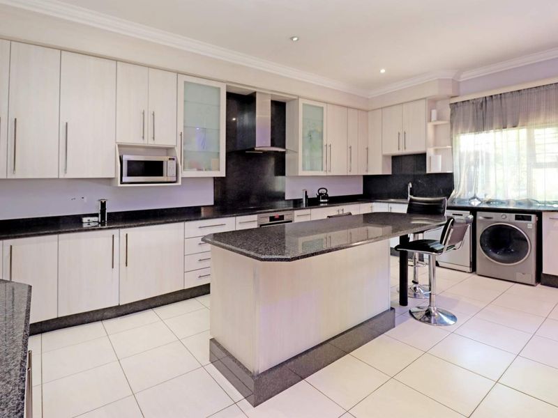 FAMILY HOME SITUATED IN AN ENCLOSED CIRCLE THAT IS LIKE A PARK - Photo 3