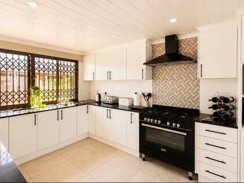 A Residence of Distinction - Photo 2