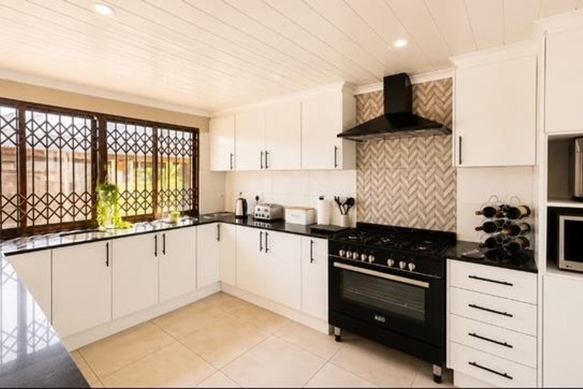 A Residence of Distinction - Photo 2