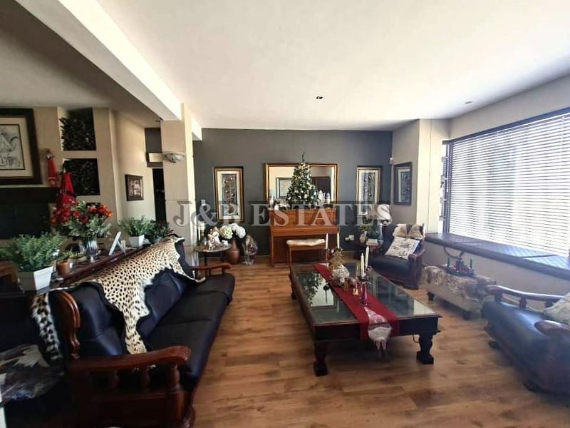 "Own a Slice of Heaven: Lagoon Views & Investment Potential!" - Photo 10