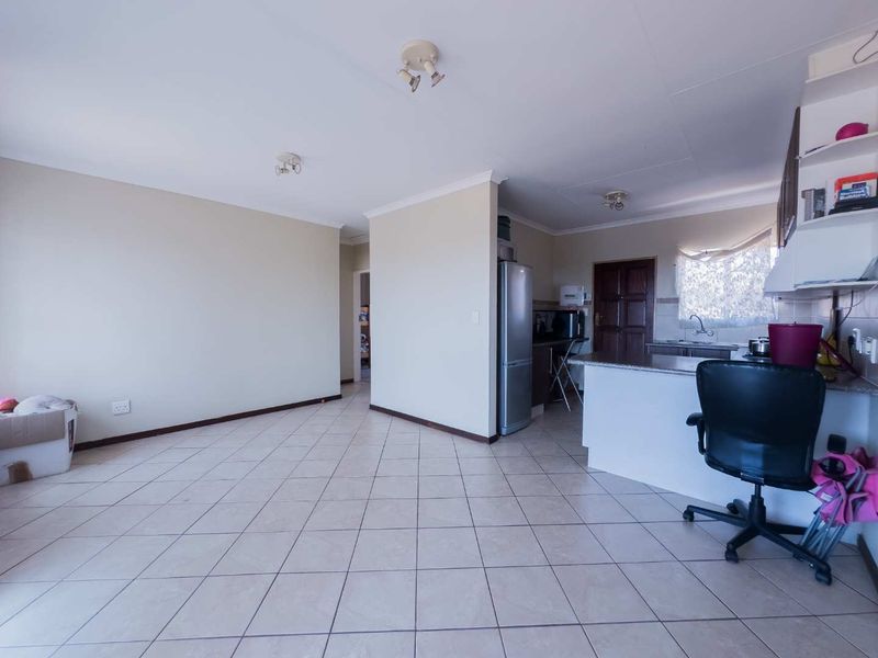 2 Bedroom Townhouse with a Balcony - Photo 3