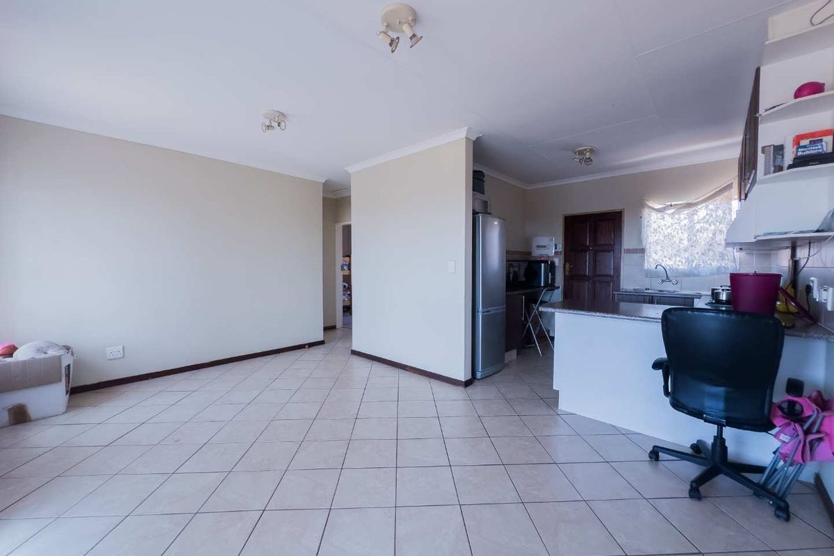 2 Bedroom Townhouse with a Balcony - Photo 3
