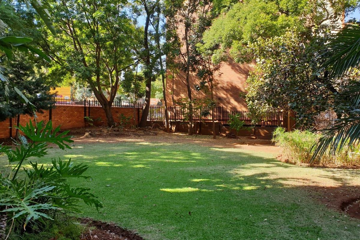 Secure, Spacious 3.5-Bed Arcadia Gem: Prime Location & Beautiful Views! - Photo 4