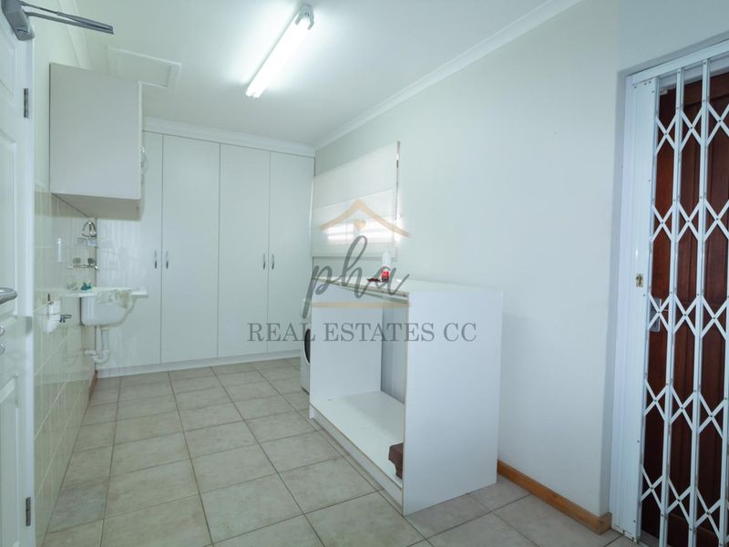 SPACIOUS Home with Flat & 4 Garages - Photo 6