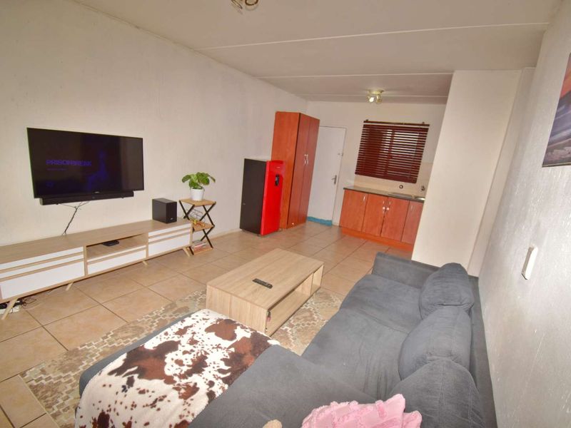 Charming 2-Bedroom Ground Floor in Klippoortje - Photo 5