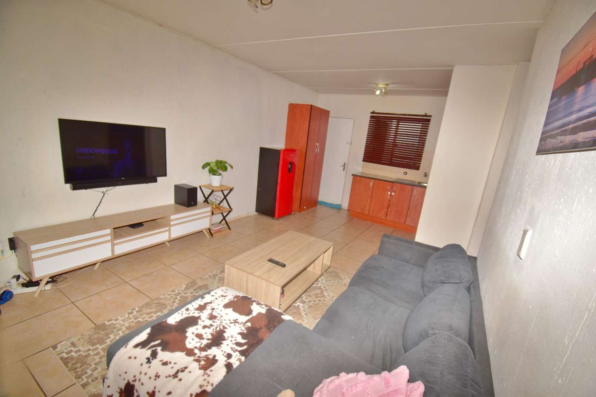 Charming 2-Bedroom Ground Floor in Klippoortje - Photo 5