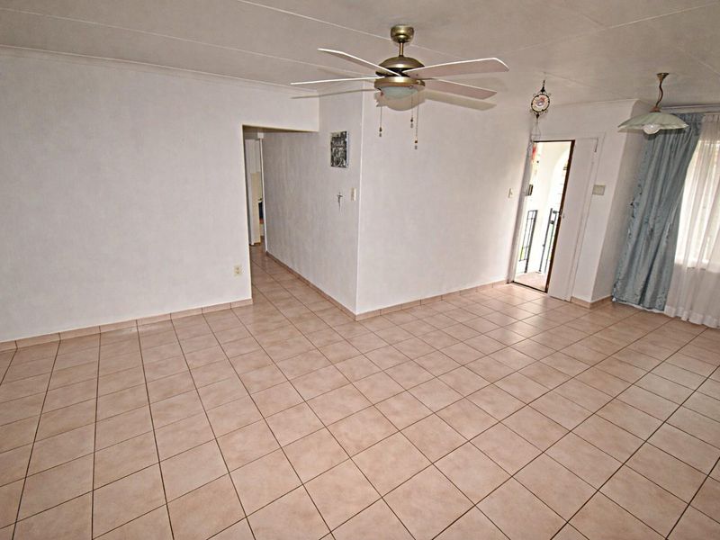 Spacious Family Home - Photo 5