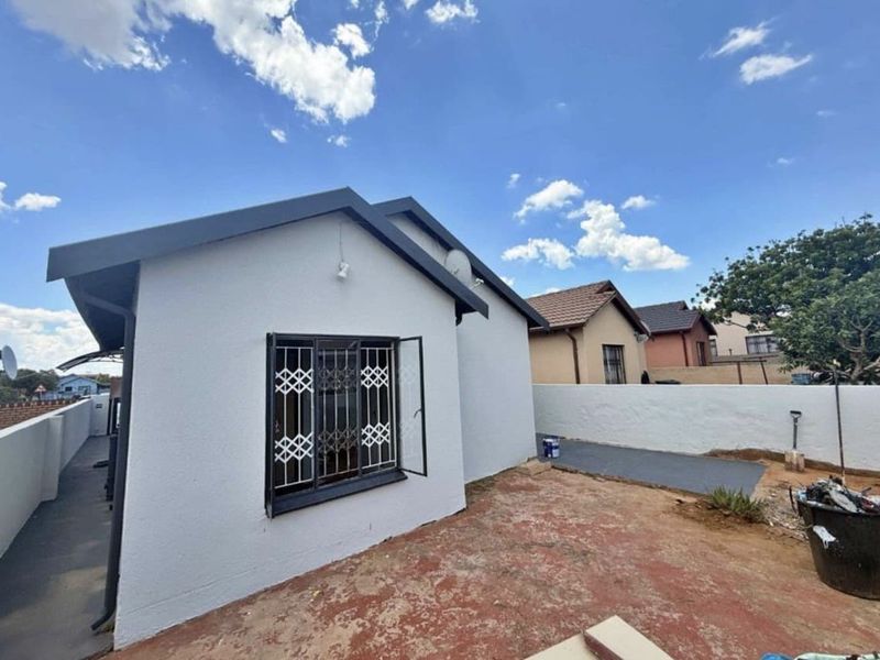 Three bedrooms house for sale in Soshanguve V V East Ext 4 - Photo 6
