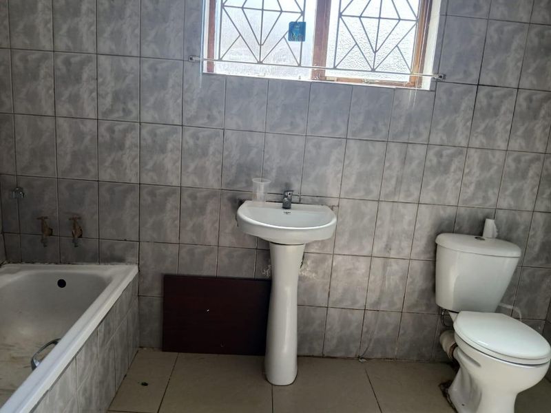 House for Sale in Silverglen - Photo 9