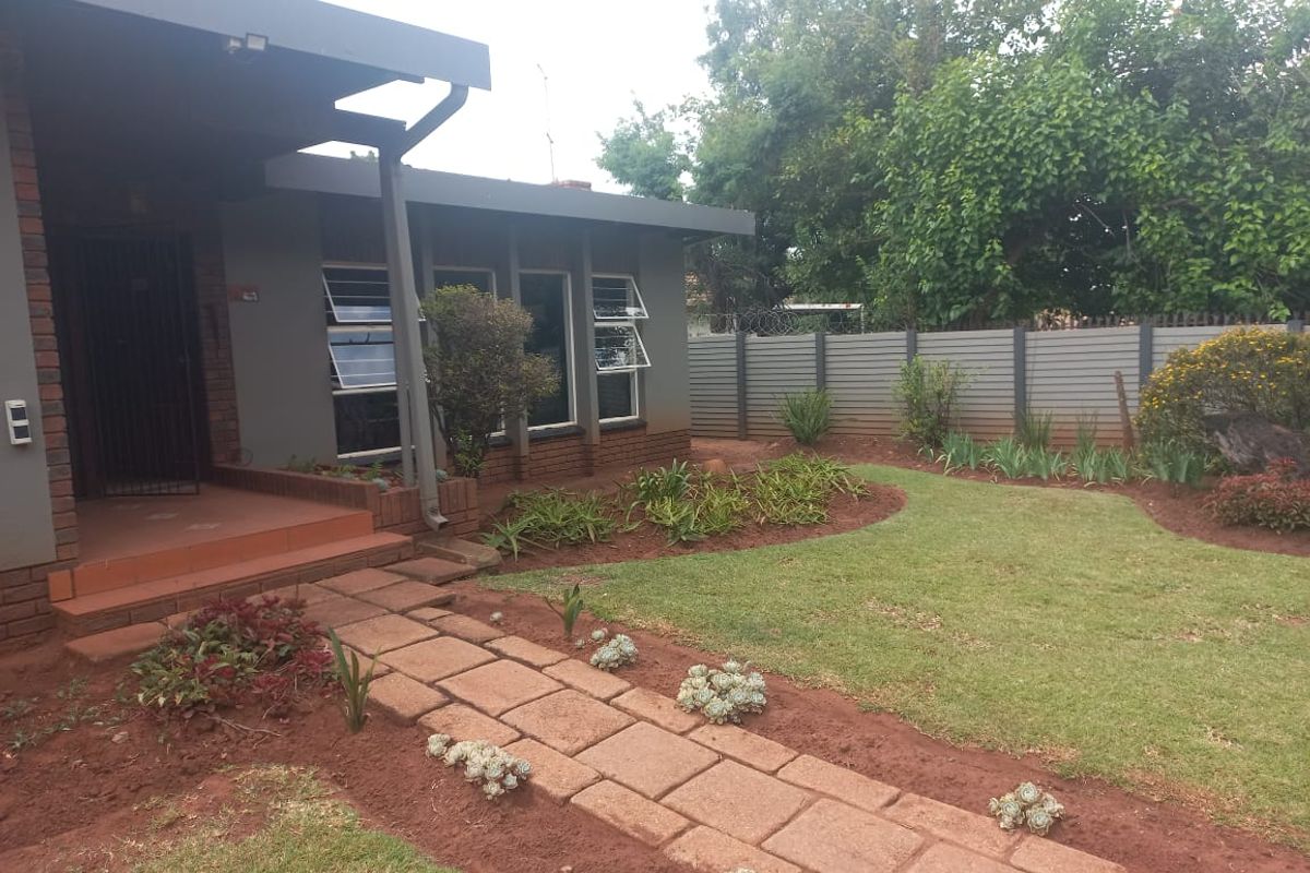 CHARMING FAMILY HOME IN THE HEART OF LYTTELTON MANOR!! - Photo 4