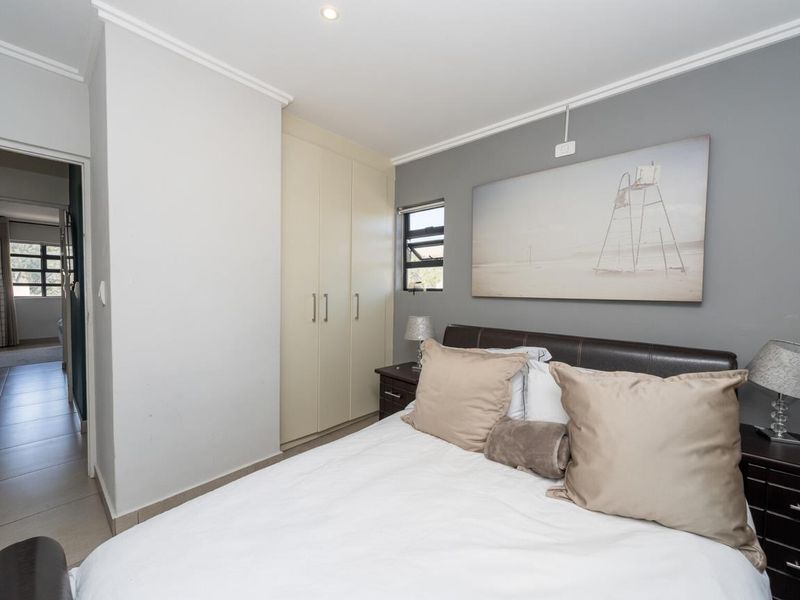 Lovely 2 bedroom Penthouse Apartment with gorgeous views for rent in Bryanston - Photo 10