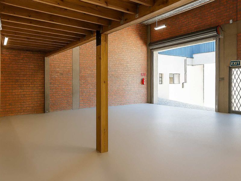 Fairview warehouse with mezzanine, available immediately! - Photo 3