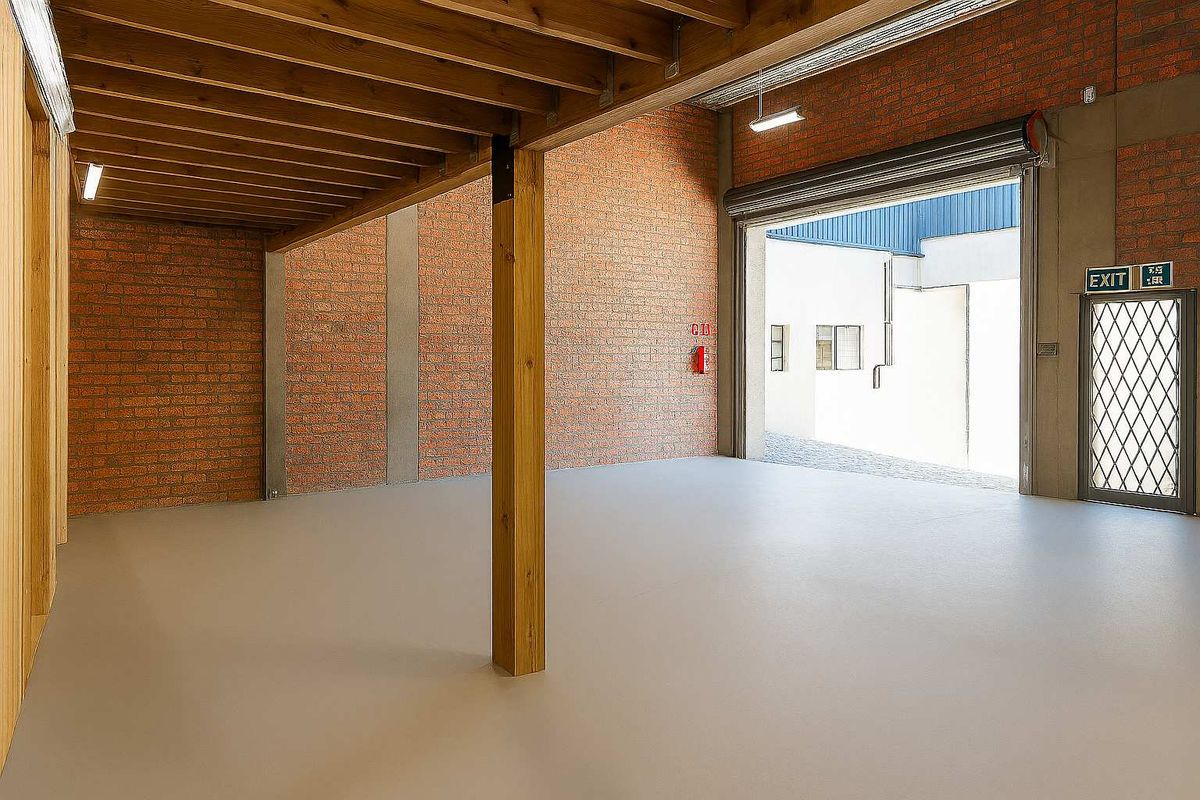 Fairview warehouse with mezzanine, available immediately! - Photo 3