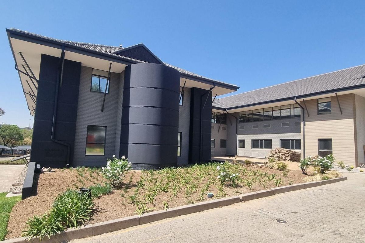 3 949m2 Waterfall Midrand Office Block To Let - Photo 2