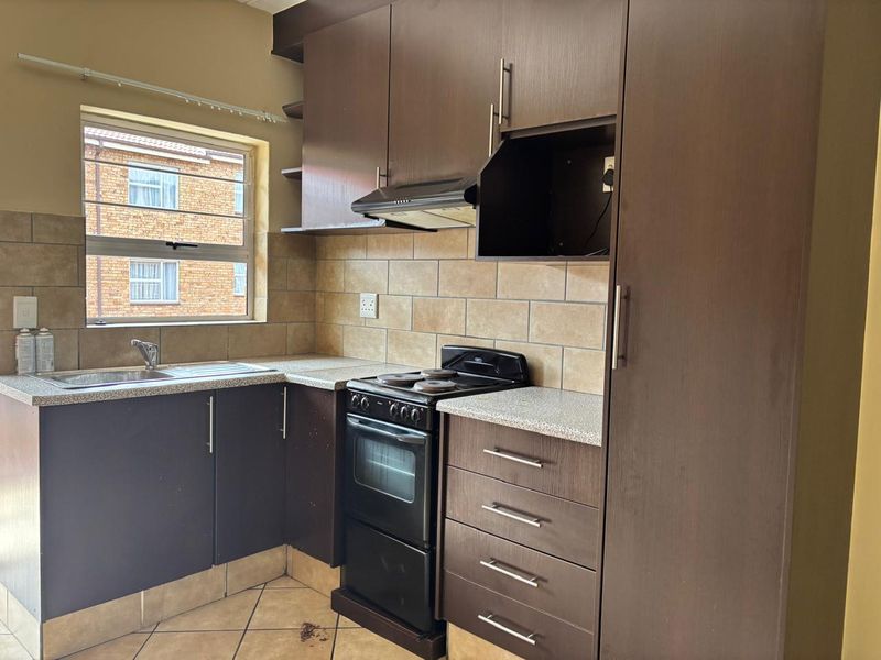 2 Bedroom Apartment for sale in Kempton Park - Photo 2