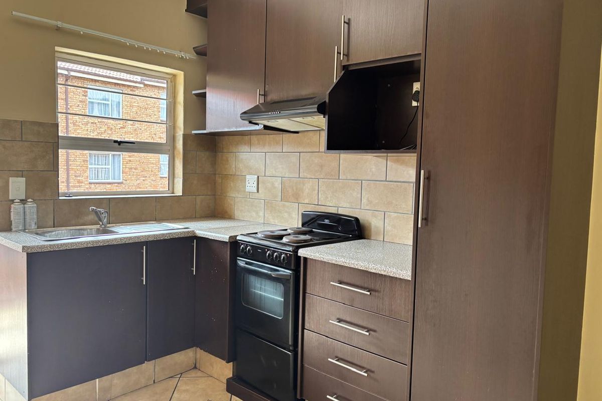 2 Bedroom Apartment for sale in Kempton Park - Photo 2